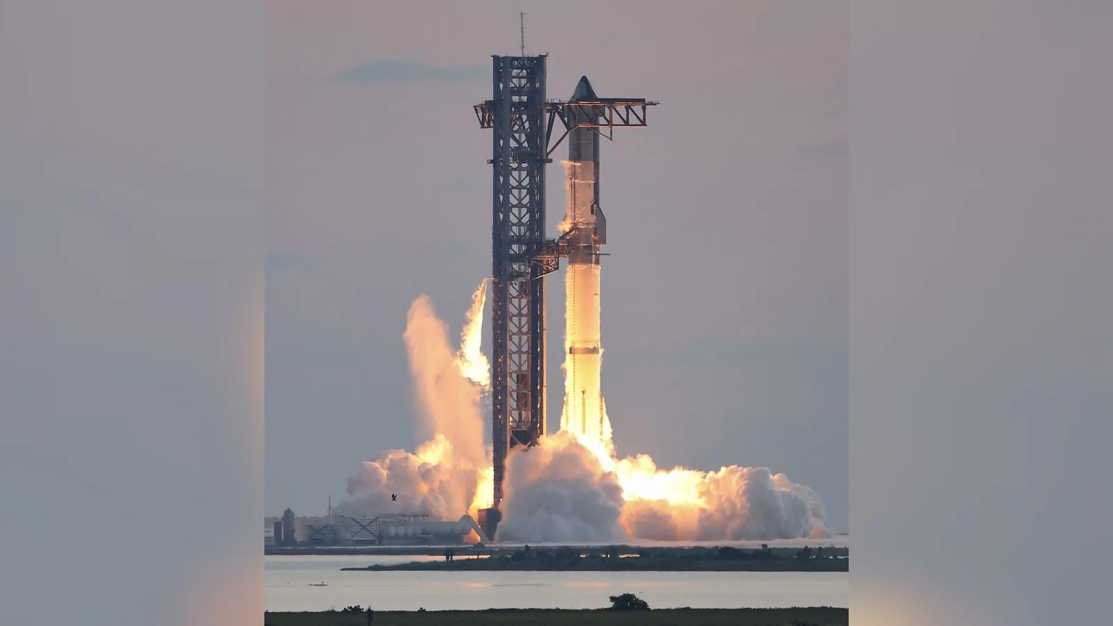 Abstract illustration for: Starship reaches orbit for the first time and deploys 26 Starlink V3 satellites
